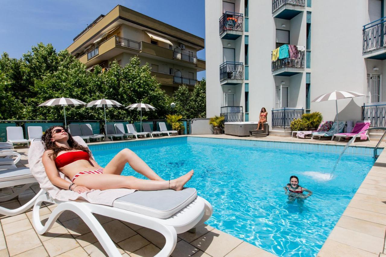 Hotel Verona Cesenatico Exterior photo